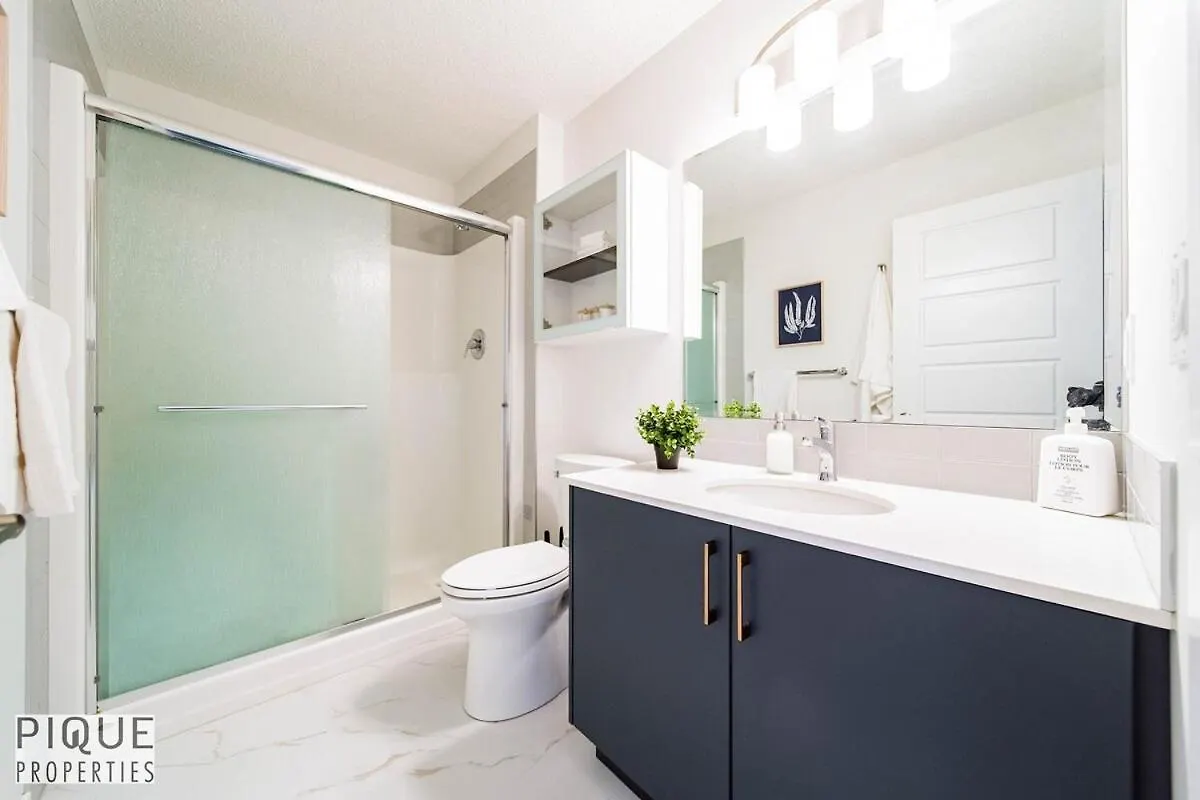 New-Luxury Retreat-Hot Tub-King Bed-Ac-Ev Charger Apartment Edmonton