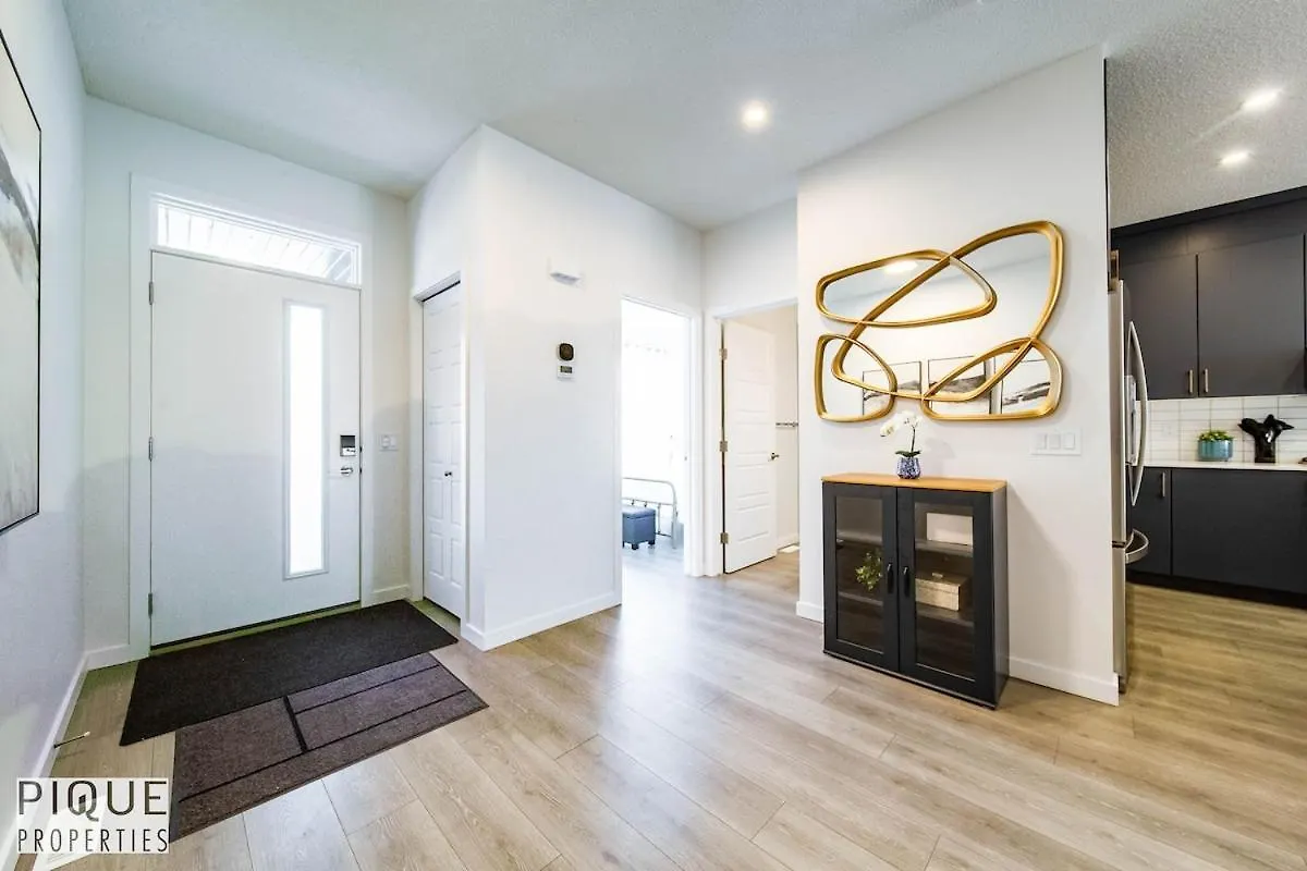 New-Luxury Retreat-Hot Tub-King Bed-Ac-Ev Charger Apartment Edmonton