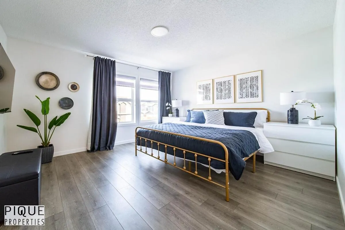 New-Luxury Retreat-Hot Tub-King Bed-Ac-Ev Charger Apartment Edmonton