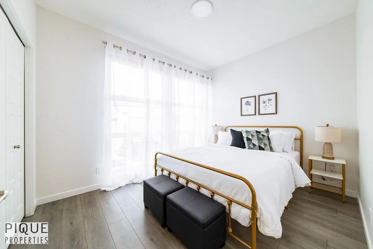 New-Luxury Retreat-Hot Tub-King Bed-Ac-Ev Charger Apartment Edmonton 0*,