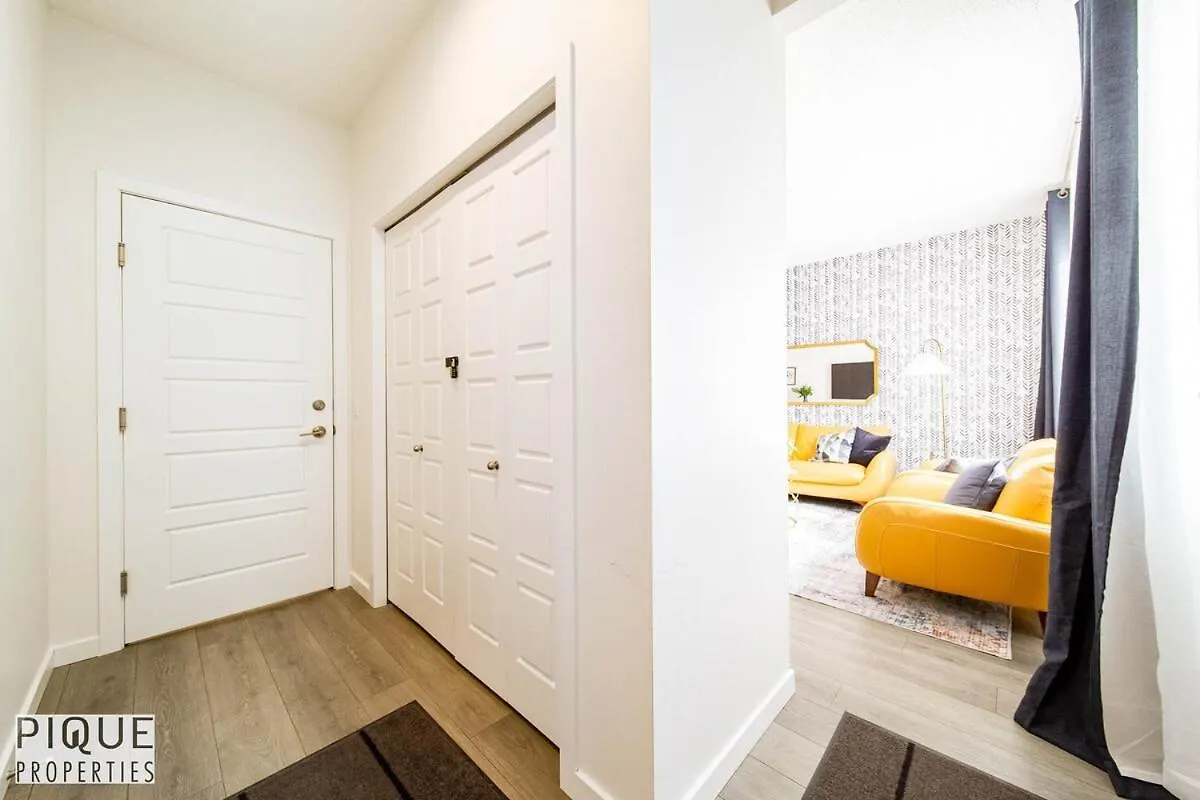 New-Luxury Retreat-Hot Tub-King Bed-Ac-Ev Charger Apartment Edmonton