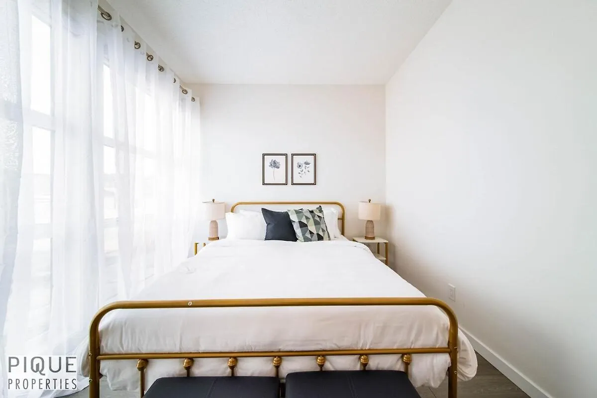 New-Luxury Retreat-Hot Tub-King Bed-Ac-Ev Charger Apartment Edmonton Canada