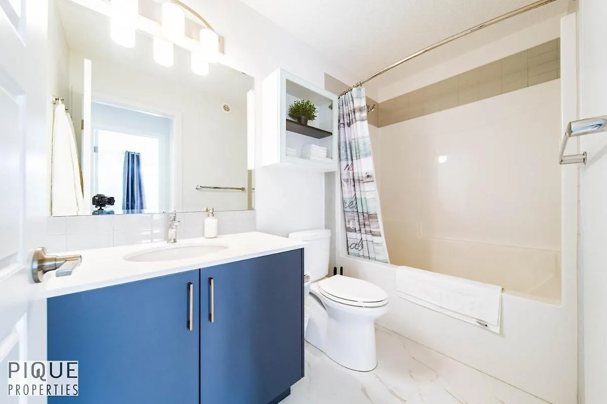 New-Luxury Retreat-Hot Tub-King Bed-Ac-Ev Charger Apartment Edmonton Canada