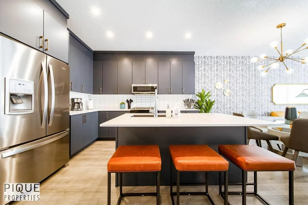 New-Luxury Retreat-Hot Tub-King Bed-Ac-Ev Charger Apartment Edmonton