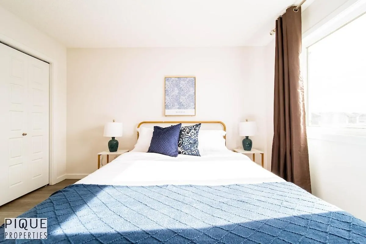 New-Luxury Retreat-Hot Tub-King Bed-Ac-Ev Charger Apartment Edmonton