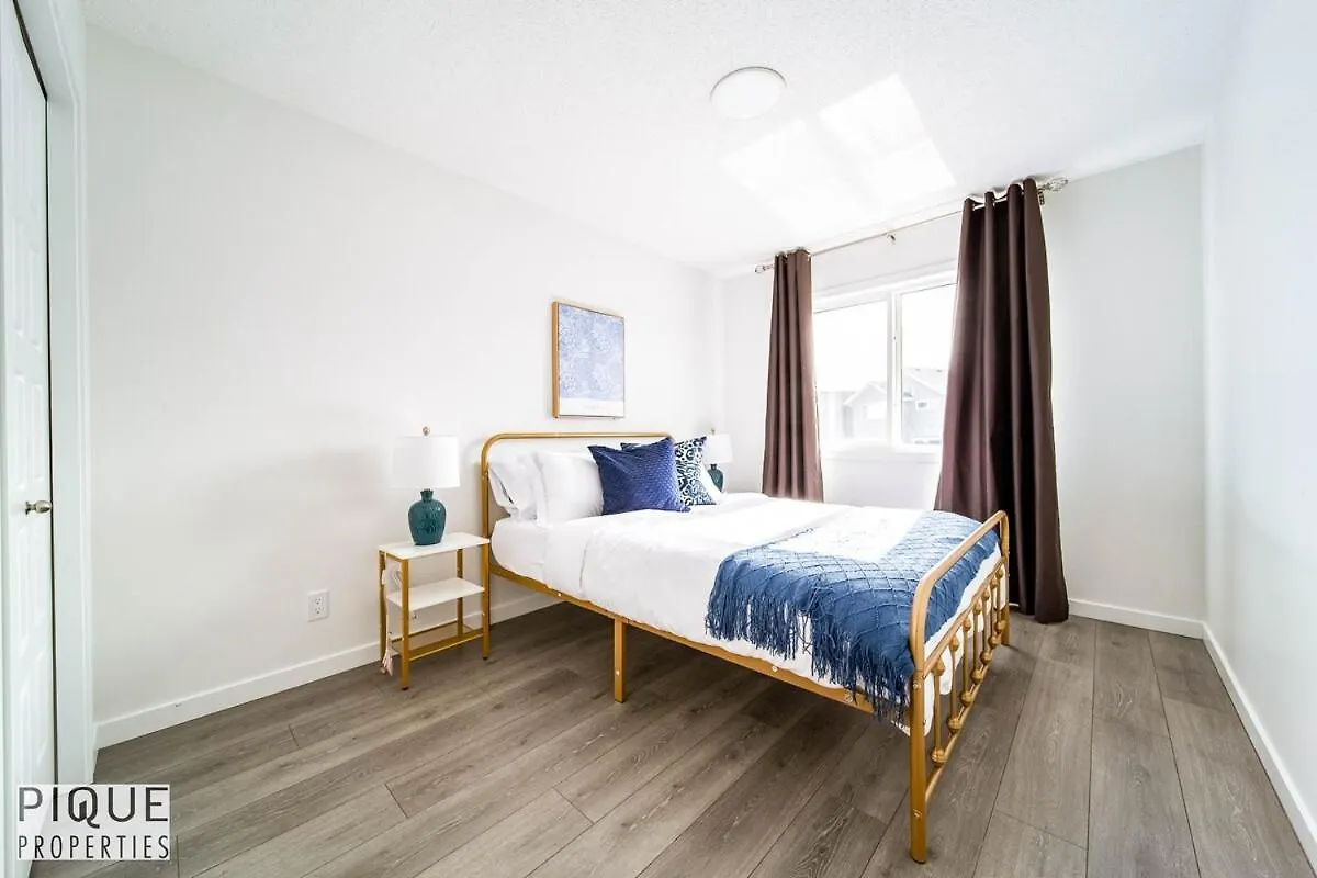 New-Luxury Retreat-Hot Tub-King Bed-Ac-Ev Charger Apartment Edmonton
