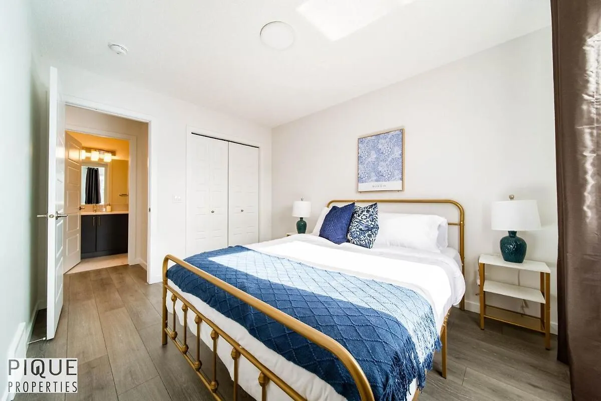 New-Luxury Retreat-Hot Tub-King Bed-Ac-Ev Charger Apartment Edmonton