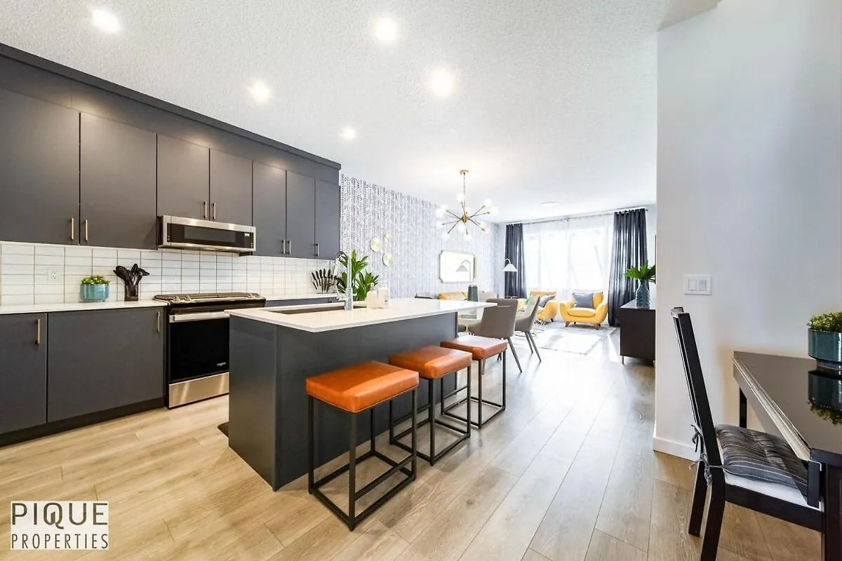 New-Luxury Retreat-Hot Tub-King Bed-Ac-Ev Charger Apartment Edmonton
