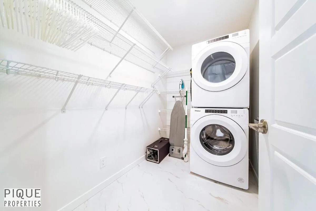 New-Luxury Retreat-Hot Tub-King Bed-Ac-Ev Charger Apartment Edmonton