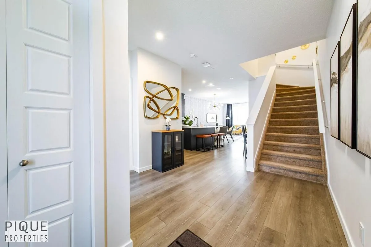 New-Luxury Retreat-Hot Tub-King Bed-Ac-Ev Charger Apartment Edmonton