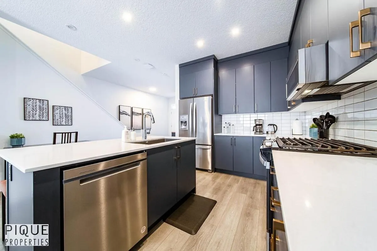 New-Luxury Retreat-Hot Tub-King Bed-Ac-Ev Charger Apartment Edmonton 0*,