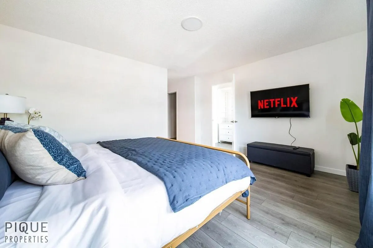 New-Luxury Retreat-Hot Tub-King Bed-Ac-Ev Charger Apartment Edmonton
