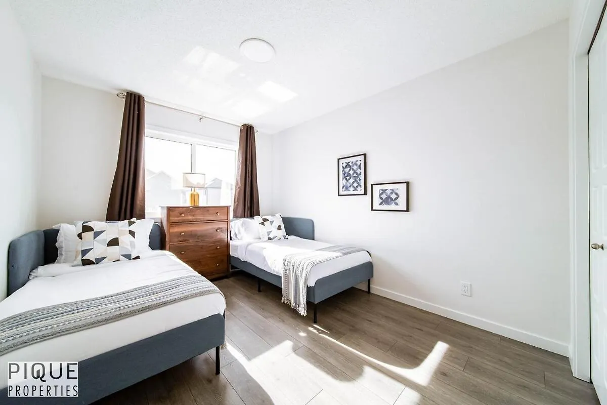 New-Luxury Retreat-Hot Tub-King Bed-Ac-Ev Charger Apartment Edmonton Canada