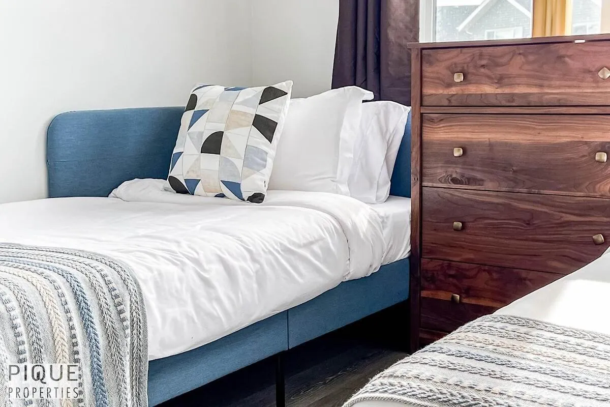 New-Luxury Retreat-Hot Tub-King Bed-Ac-Ev Charger Apartment Edmonton