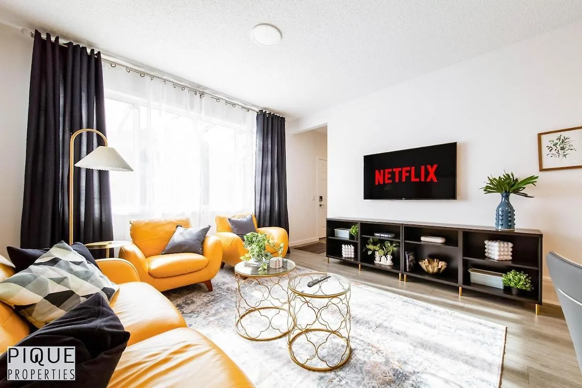 New-Luxury Retreat-Hot Tub-King Bed-Ac-Ev Charger Apartment Edmonton
